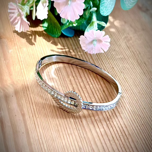 Luxe Leaf Bangle – Where Elegance Meets Timeless Style